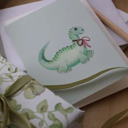 All By Voss Foldet Happysaurus Kort - A6 